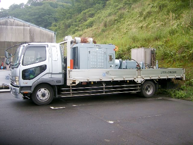超高圧洗浄の機器を搭載したトラックの写真