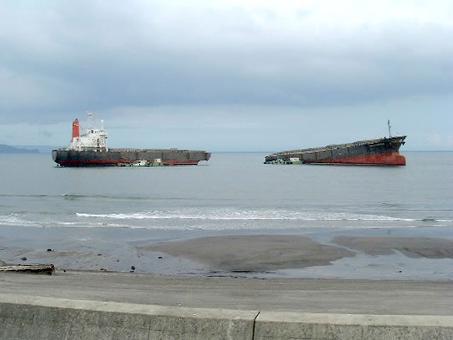 沖合に座礁したタンカーの写真
